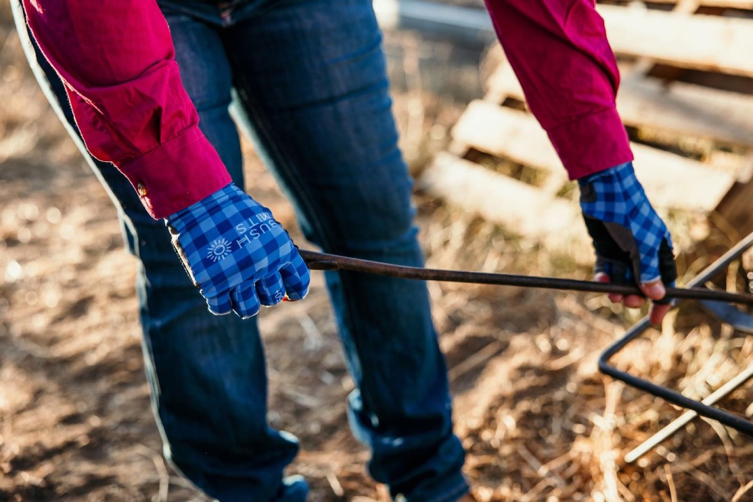 Bush Mits UPF50+ Sun Protection Gloves - Hamilton's Blue Gingham - Image 4